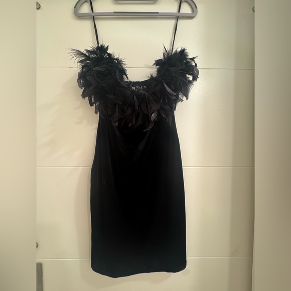 Vintage Strapless Jump Apparel Co. Black Velvet W/feathers. Size 3/4. - Picture 2 of 4